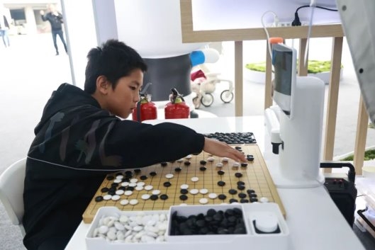 “棋”開(kāi)得勝！樂(lè)在“棋”中！阿爾法蛋圍棋機(jī)器人扮靚1024開(kāi)發(fā)者節(jié)