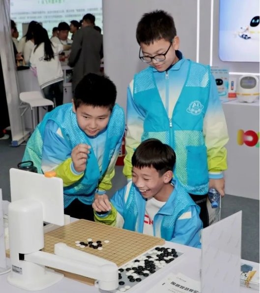“棋”開(kāi)得勝！樂(lè)在“棋”中！阿爾法蛋圍棋機(jī)器人扮靚1024開(kāi)發(fā)者節(jié)
