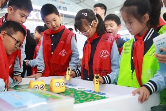 “棋”開(kāi)得勝！樂(lè)在“棋”中！阿爾法蛋圍棋機(jī)器人扮靚1024開(kāi)發(fā)者節(jié)