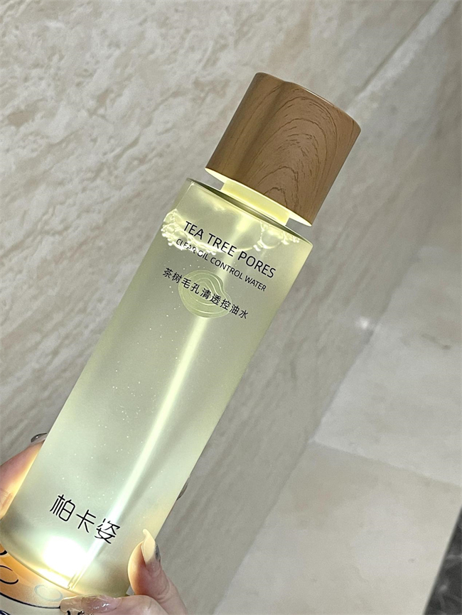 柏卡姿茶樹毛孔清透控油水，無酸磨皮，秋冬肌膚的溫潤守護(hù)