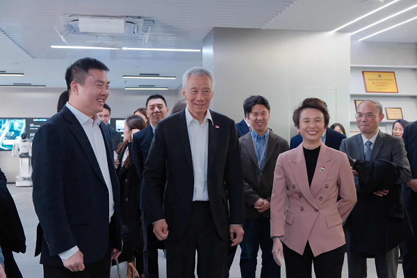 新加坡國務(wù)資政李顯龍走進(jìn)智元機器人，體驗具身智能新成果