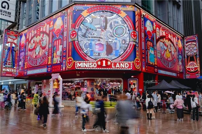 名創(chuàng)優(yōu)品MINISO：IP聯(lián)名驅(qū)動(dòng)谷子經(jīng)濟(jì)，引領(lǐng)興趣消費(fèi)新風(fēng)尚