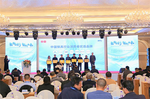 樂橙引領(lǐng)行業(yè)創(chuàng)新發(fā)展新風(fēng)向，一舉斬獲“中國智能鎖領(lǐng)軍品牌”等多項榮譽