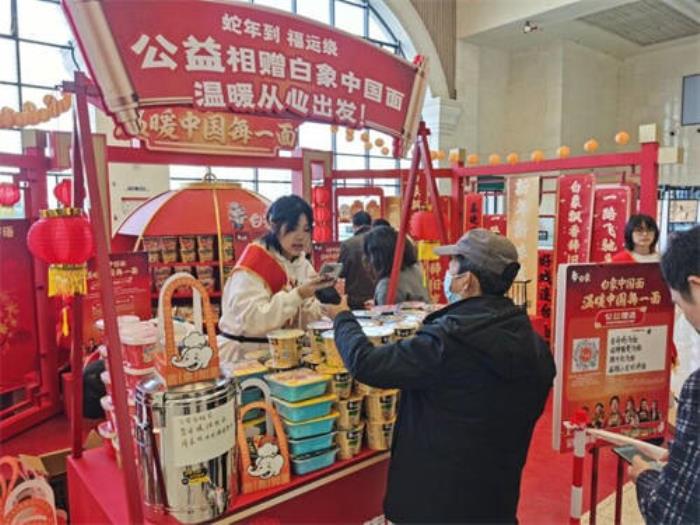 護(hù)送國(guó)人春運(yùn)返鄉(xiāng)，白象溫暖驛站現(xiàn)身九省通衢武漢