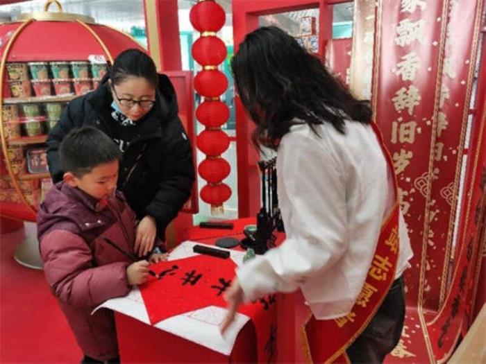 白象溫暖驛站現(xiàn)身古城南京，返鄉(xiāng)國人感受濃濃年味