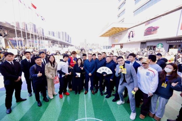足壇傳奇歐文空降和成天下高端文化館！現(xiàn)場送出簽名款和成天下&紫禁城聯(lián)名【春節(jié)限定禮盒】