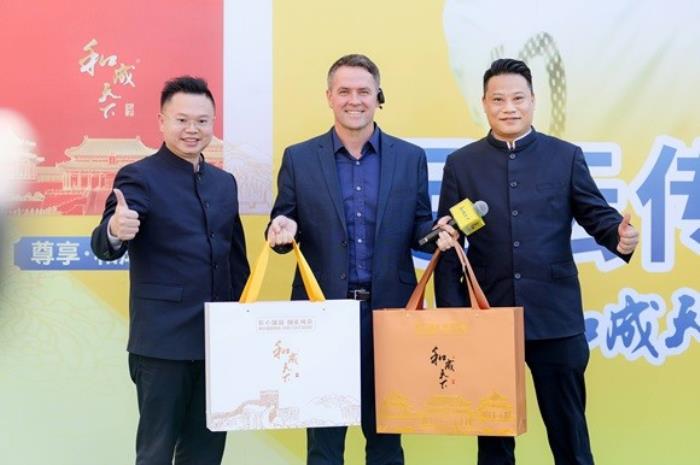 足壇傳奇歐文空降和成天下高端文化館！現(xiàn)場送出簽名款和成天下&紫禁城聯(lián)名【春節(jié)限定禮盒】