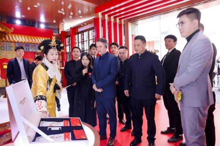 足壇傳奇歐文空降和成天下高端文化館！現(xiàn)場送出簽名款和成天下&紫禁城聯(lián)名【春節(jié)限定禮盒】