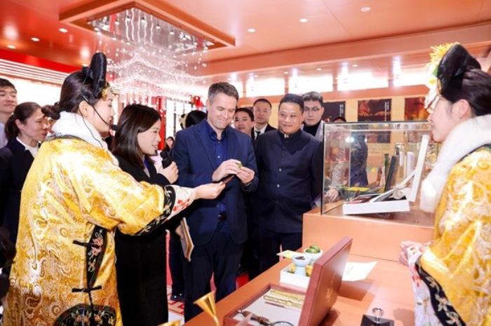 足壇傳奇歐文空降和成天下高端文化館！現(xiàn)場送出簽名款和成天下&紫禁城聯(lián)名【春節(jié)限定禮盒】