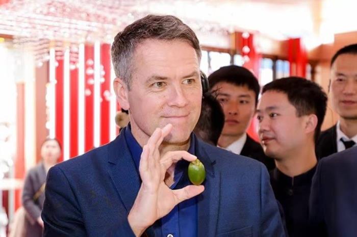 足壇傳奇歐文空降和成天下高端文化館！現(xiàn)場送出簽名款和成天下&紫禁城聯(lián)名【春節(jié)限定禮盒】