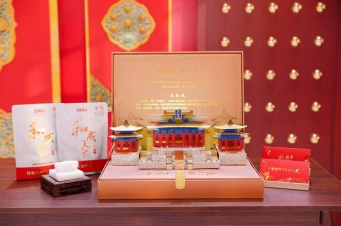 足壇傳奇歐文空降和成天下高端文化館！現(xiàn)場送出簽名款和成天下&紫禁城聯(lián)名【春節(jié)限定禮盒】