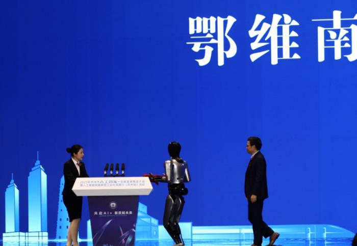 人工智能大會(huì)上的機(jī)器人明星：魔法原子MagicBot以“特邀禮賓員”身份為中科院院士獻(xiàn)聘書