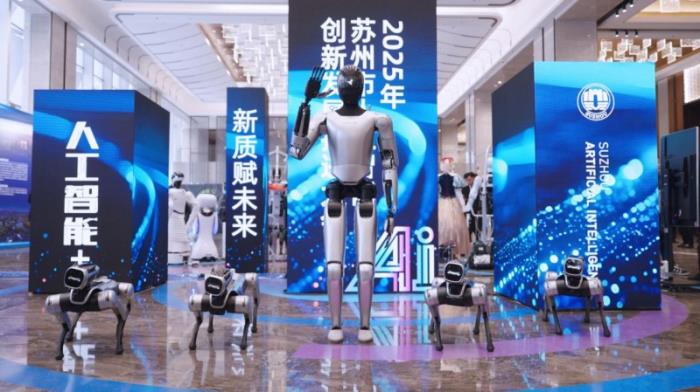 人工智能大會(huì)上的機(jī)器人明星：魔法原子MagicBot以“特邀禮賓員”身份為中科院院士獻(xiàn)聘書