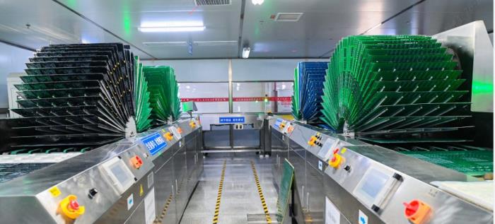 高多層電路板高速串口通信設計：盤中孔與沉金工藝突破速率困境