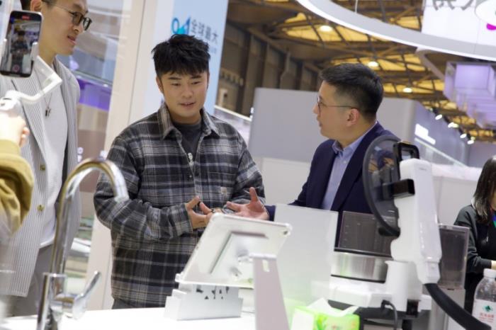 添可品牌大使陳赫現(xiàn)身AWE2025展區(qū)，實力種草芙萬洗地機(jī)，直呼