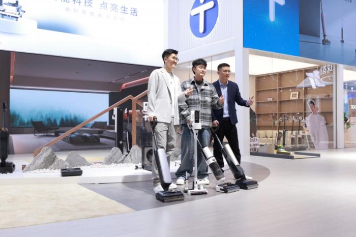 添可品牌大使陳赫現(xiàn)身AWE2025展區(qū)，實力種草芙萬洗地機(jī)，直呼