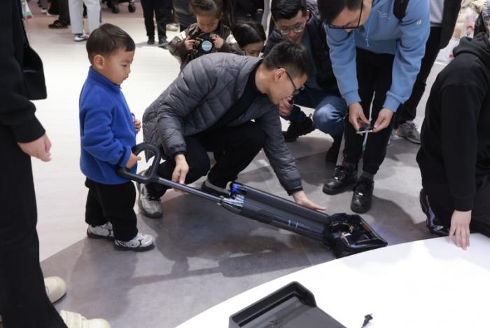 添可品牌大使陳赫現(xiàn)身AWE2025展區(qū)，實力種草芙萬洗地機(jī)，直呼