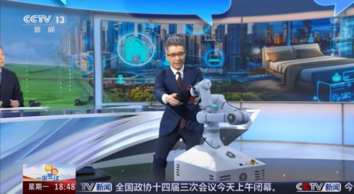 云跡科技復(fù)合多態(tài)機(jī)器人亮相央視新聞?lì)l道 服務(wù)智能體展現(xiàn)智能生活新圖景