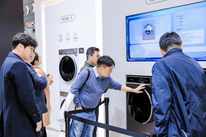 海信AWE 2025放大招，全球首臺4合1熱泵洗烘一體機終結(jié)衣物混洗難題