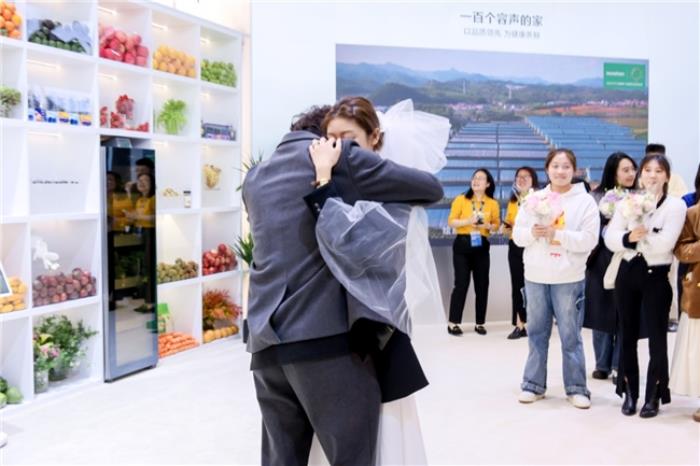 把“果蔬生長(zhǎng)莊園”搬進(jìn) AWE:存儲(chǔ)7天的果蔬不變色?容聲用“養(yǎng)鮮”重塑冰箱體驗(yàn)