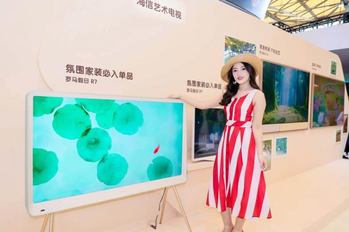 海信藝術(shù)電視羅馬假日系列亮相AWE：一面屏定義“家居美學(xué)新符號”