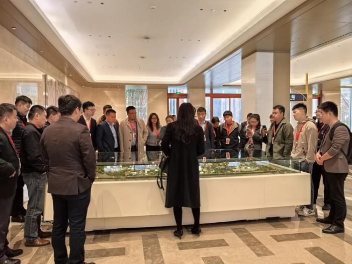 高端芯片產業(yè)創(chuàng)新發(fā)展聯(lián)盟攜手企業(yè)走進華為練秋湖研發(fā)中心，共探數(shù)字化賦能集成電路新路徑