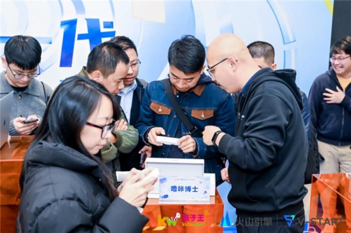 嚕咔博士AI拍學(xué)機(jī)亮相BYKIDs孵化器發(fā)布會(huì)，讓世界變成孩子的課本