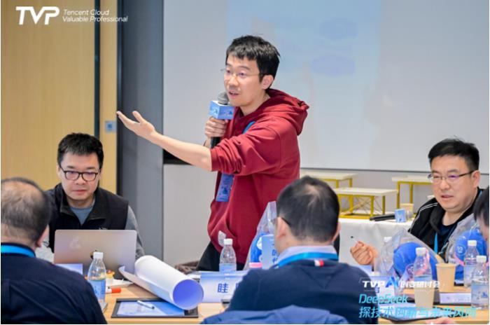 探秘 DeepSeek 落地進展，騰訊云攜手業(yè)界專家共話 AI 生產(chǎn)力
