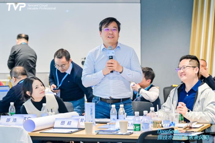 探秘 DeepSeek 落地進展，騰訊云攜手業(yè)界專家共話 AI 生產(chǎn)力