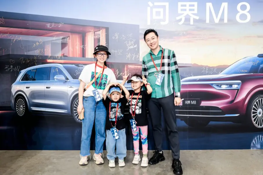 百組車主齊聚問界M8交付現(xiàn)場，中國智造加速度驚爆同行