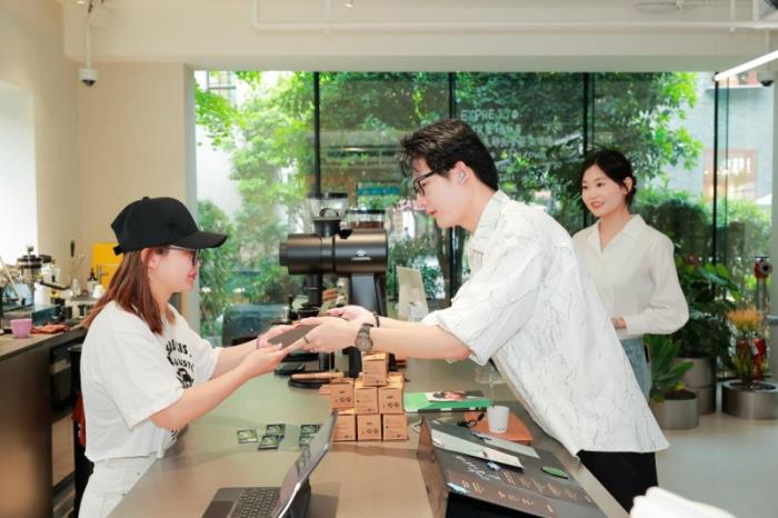 AI耳機(jī)跨界聯(lián)名破壁公益 未來(lái)智能