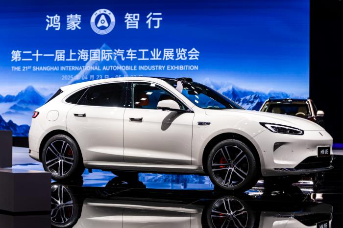年輕人的第一臺(tái)智能座駕？問(wèn)界新M5 Ultra上海車(chē)展搶鏡