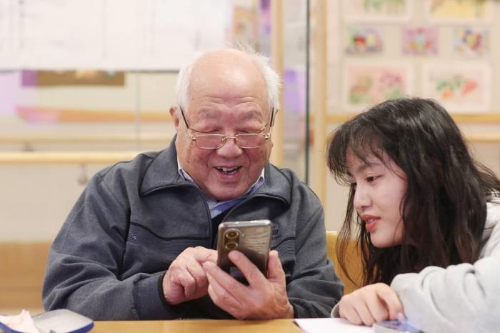 被智能時(shí)代遺忘，一群老人的“AI求生記”