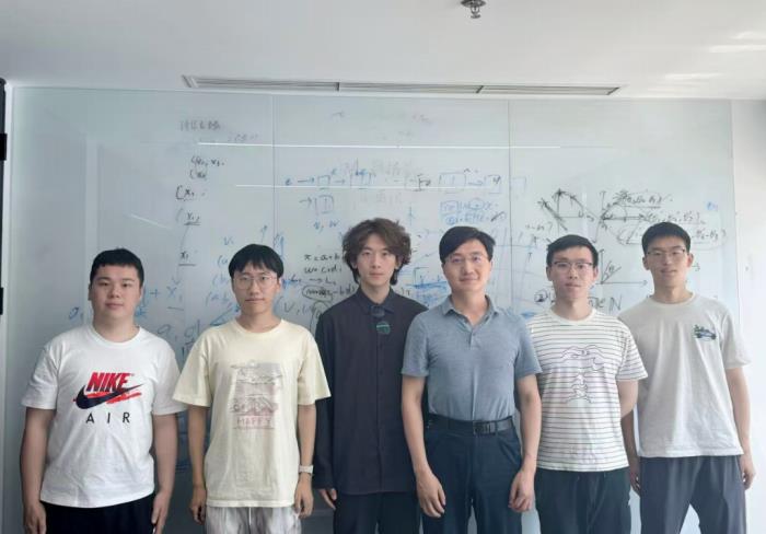 北大楊仝團(tuán)隊(duì)發(fā)布FairyR1模型：5%參數(shù)量數(shù)學(xué)和代碼能力超越滿血DeepSeek