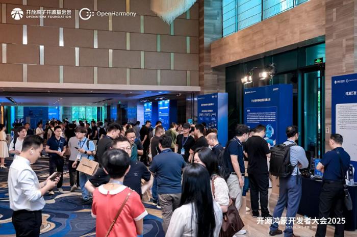 開源鴻蒙開發(fā)者大會2025交流區(qū)亮點紛呈，社區(qū)與生態(tài)伙伴共繪智能圖景