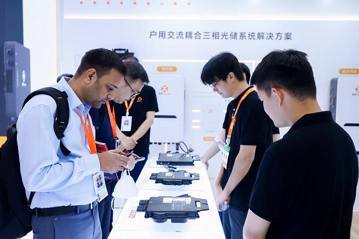 AI賦能，智啟未來丨昱能科技攜全場景智慧光儲解決方案重磅亮相SNEC！