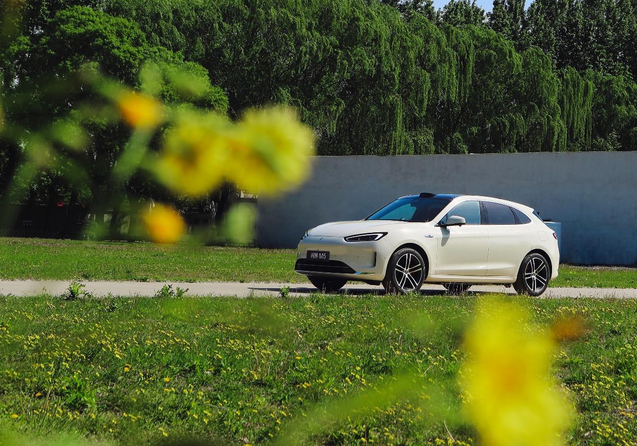畢業(yè)季購車新趨勢，問界新M5 Ultra成學(xué)車黨出行好幫手