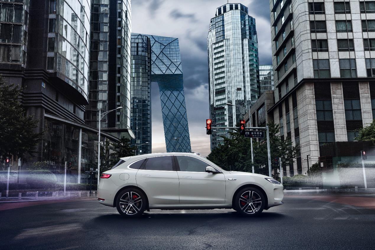 畢業(yè)季購車新趨勢，問界新M5 Ultra成學(xué)車黨出行好幫手