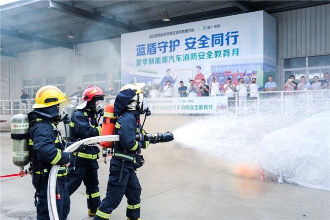 樹(shù)立行業(yè)安全標(biāo)桿！全國(guó)多地消防部門攜手蘿卜快跑，探索共治新模式